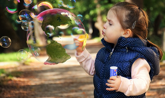 dítě a mýdlová bublina