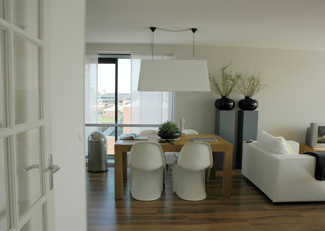 moderní obývací pokoj s kuchyňským stolem a židlemi, bílá pohovka, bílé židle, bílé velké světlo