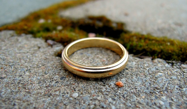 snubní prsten ležící na kamenných kostkách